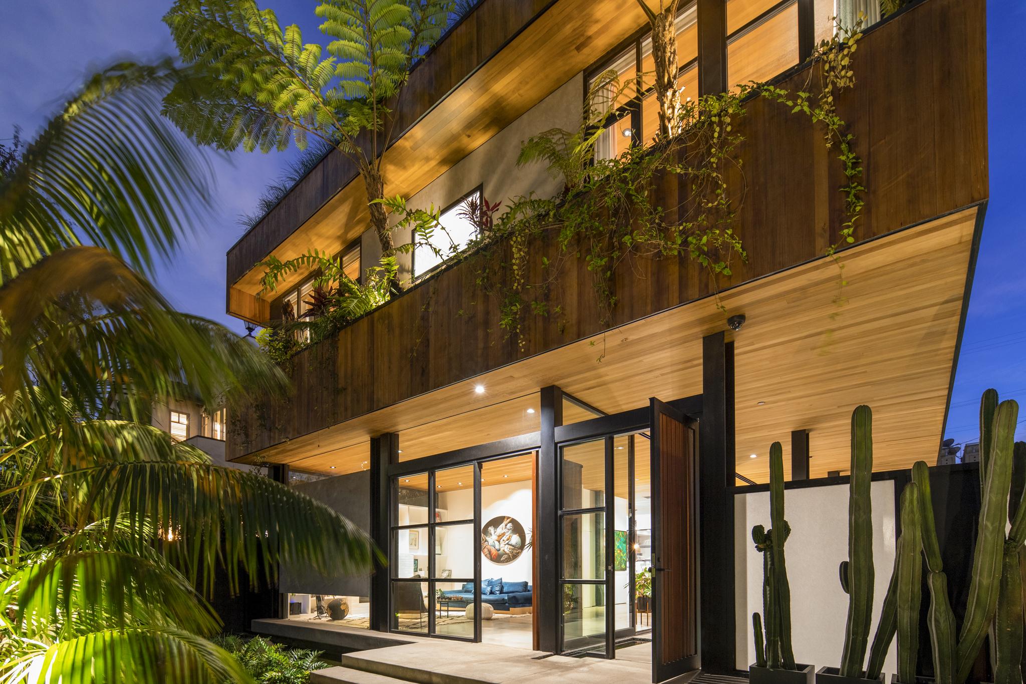 1621 Crescent Place, Venice, at dusk